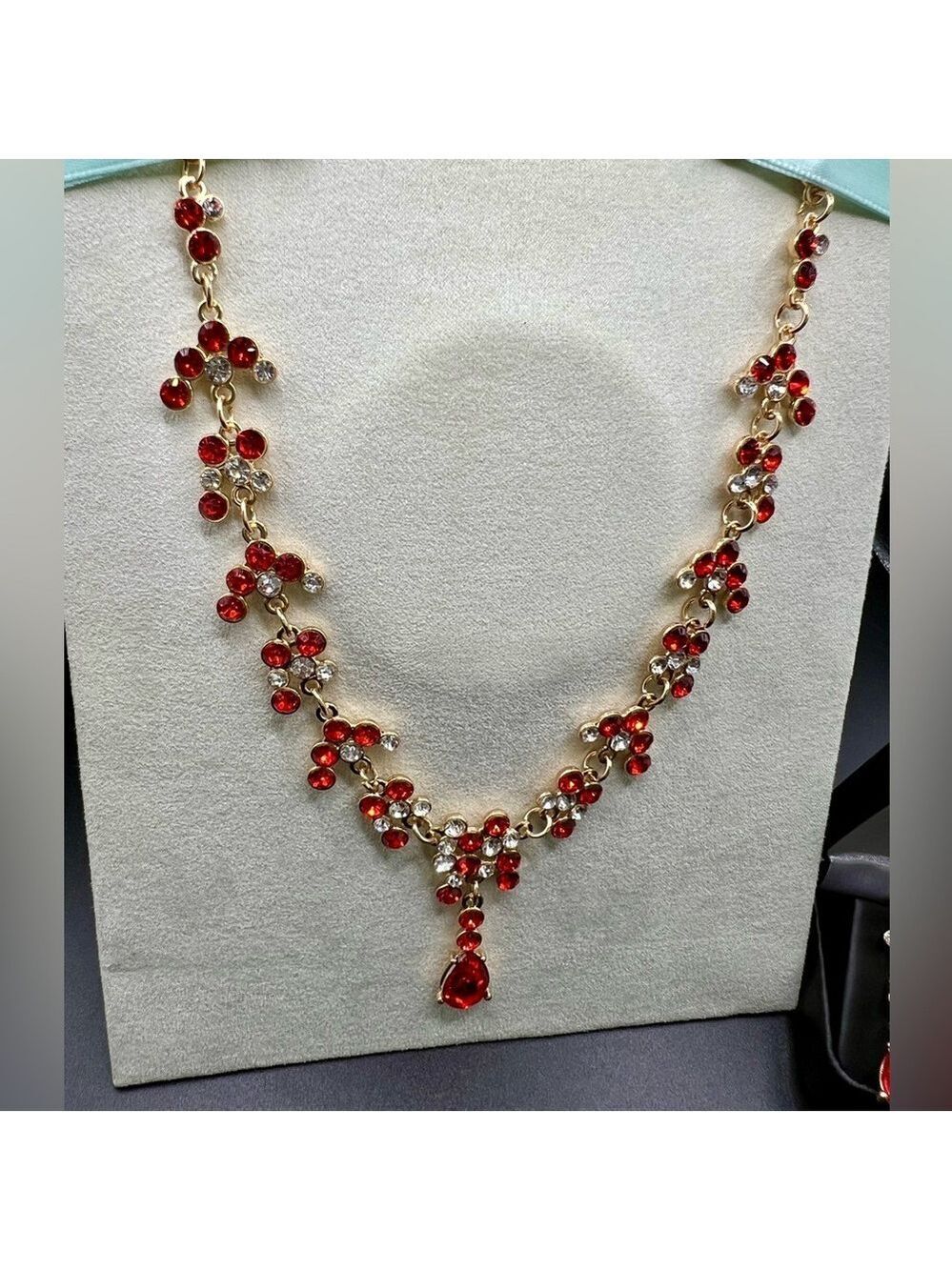 🎉HP🎉New Vintage Inspired Gold Tone Crystal & Zircon Necklace and Earring Set - Picture 8 of 14